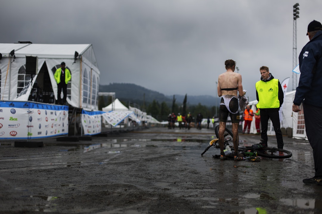 SKIFTE: Noen var ivrigere enn andre på å flekke av seg sykkelklærne. (foto: Kristoffer H. Kippernes) _IPP9744