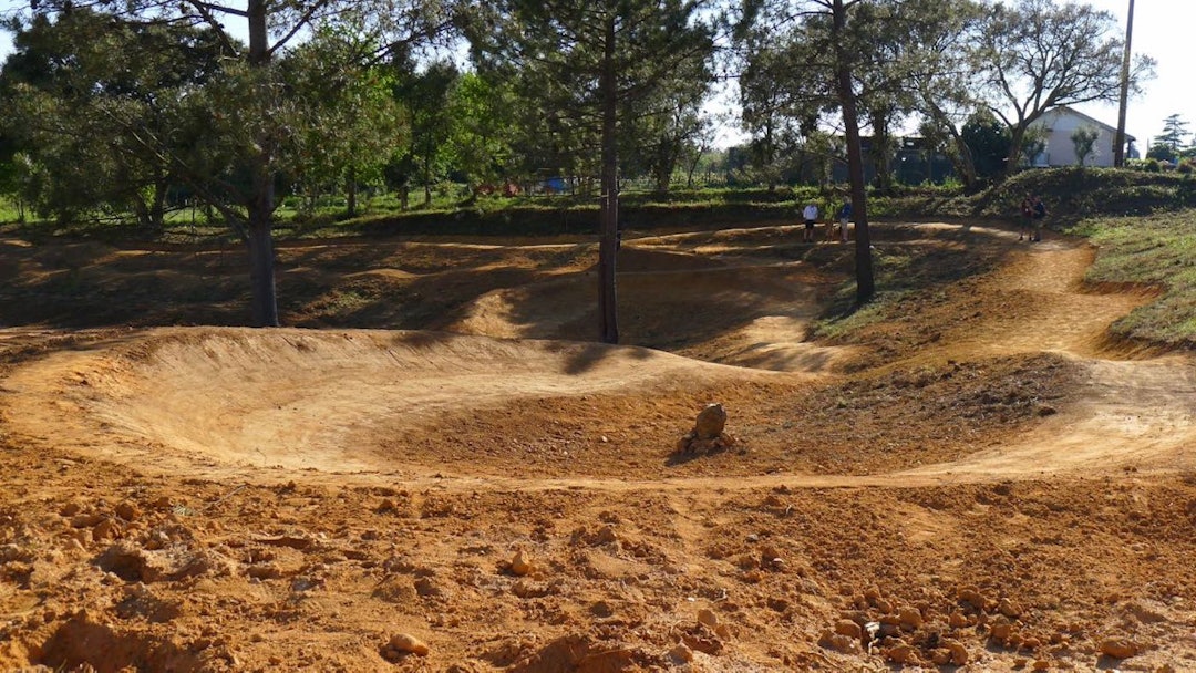 Sykkelanlegget i Agueda i Portugal minner lite om den fotballbanen det en gang var etter at IMBAs stibyggere og Geilos Duane Butcher har vært på jobb i et par uker. Nå skal et liknende anlegg bygges i Hallingdal. Foto: Lars Wraae Jensen Smooth flow Portugal 2017 - Lars Wraae Jensen 1400x789
