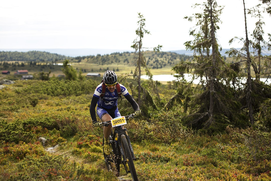 DE FØRSTE MENN: Litt etter klokken 10 på morgenen begynte de raskeste rytterne å skimtes i fjellandsskapet. Erik Sæter på vei over Svartåsen. (foto: Kristoffer H. Kippernes) _IPP5726