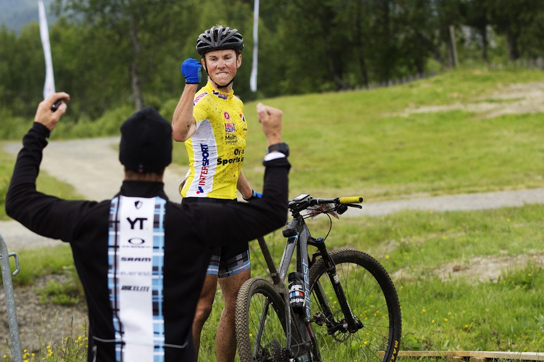 Familiesatsing: Carl Fredrik understreker at satsing på sykkel ikke hadde gått uten foreldrenes støtte. Her er faren på vei bort for å gratulere etter nok en seier.Foto: Kristoffer H. Kippernes 1_IPP7147