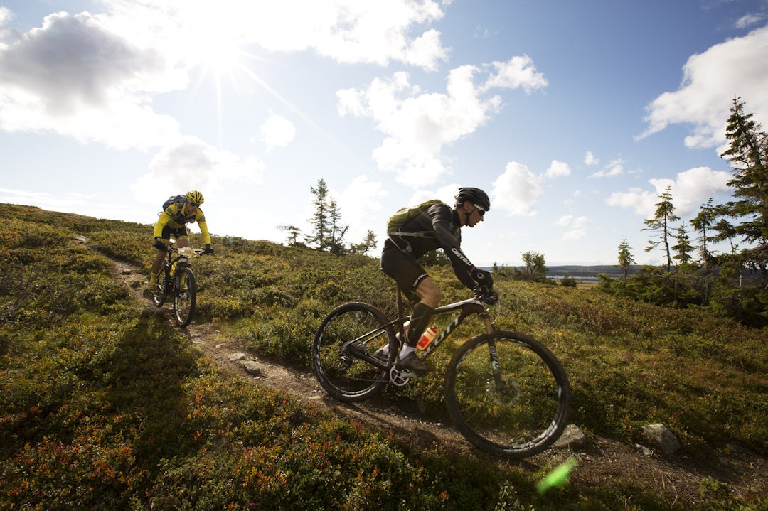 2 X SVART: Svartkledd rytter på vei ned fra Svartåsen i strålende høstvær. (foto: Kristoffer H. Kippernes) 5C2A4616