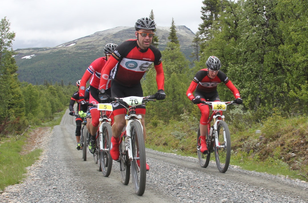 LAGARBEID: Tor Halvor Bjørnstad-Tuveng drar Anders Fiskvik (delvis skjult) og Eirik Fiskvik opp Gammeldalen under andre etappe av Trans-Østerdalen 3-dagers 2014. Foto: Ingeborg Scheve Tor Halvor Bjørnstad-Tuveng-Eirik Fiskvik- A Fiskvik skjult - TransØ 2014-Scheve