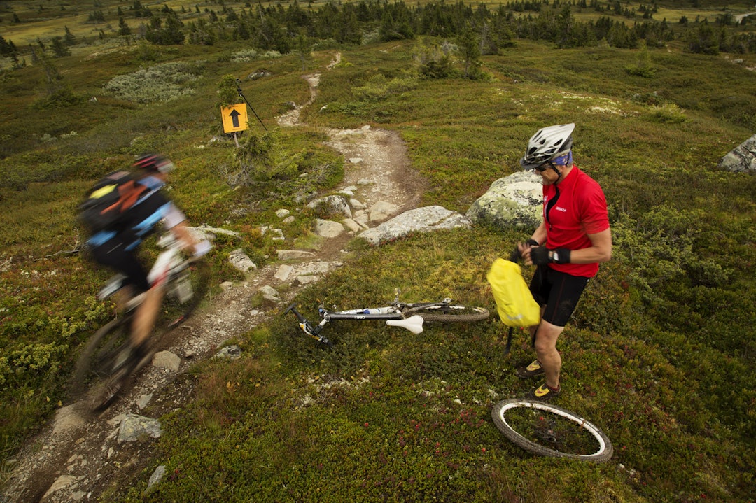 PUNGA! Med 120 kilometer rittdistanse, hvorav mange av de er på sti, er punkteringer mer enn sannsynlig. (foto: Kristoffer H. Kippernes) _IPP6566