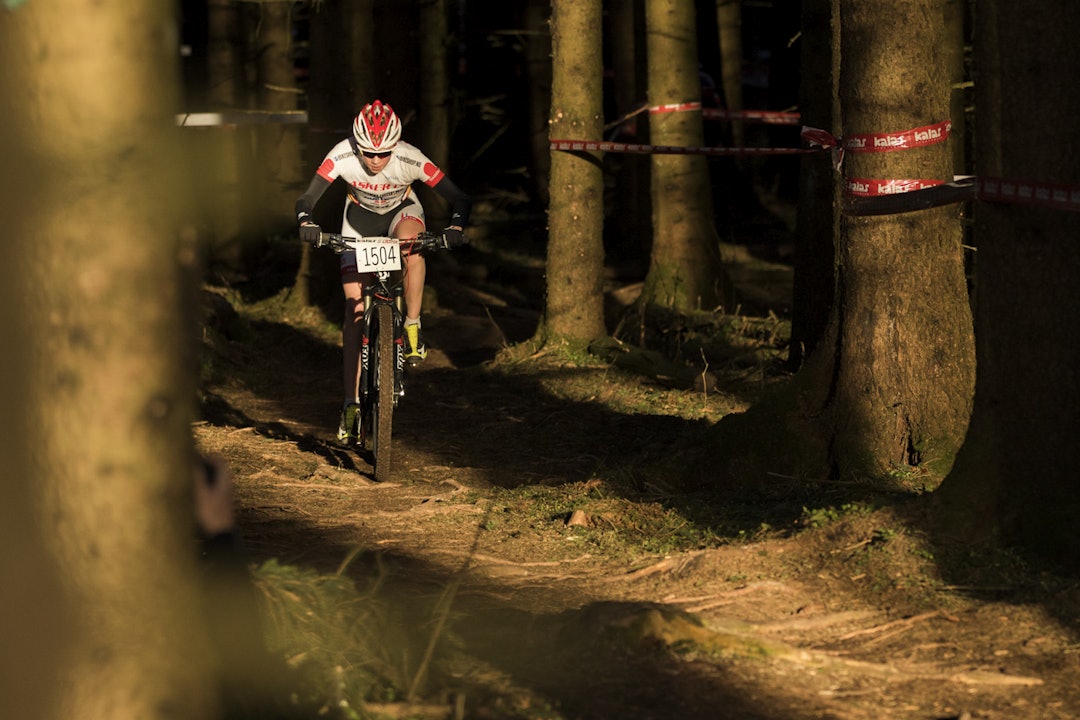 Truls Nordhagen manøvrerer seg lett gjennom svingene og over røttene.  Truls_Nordhagen