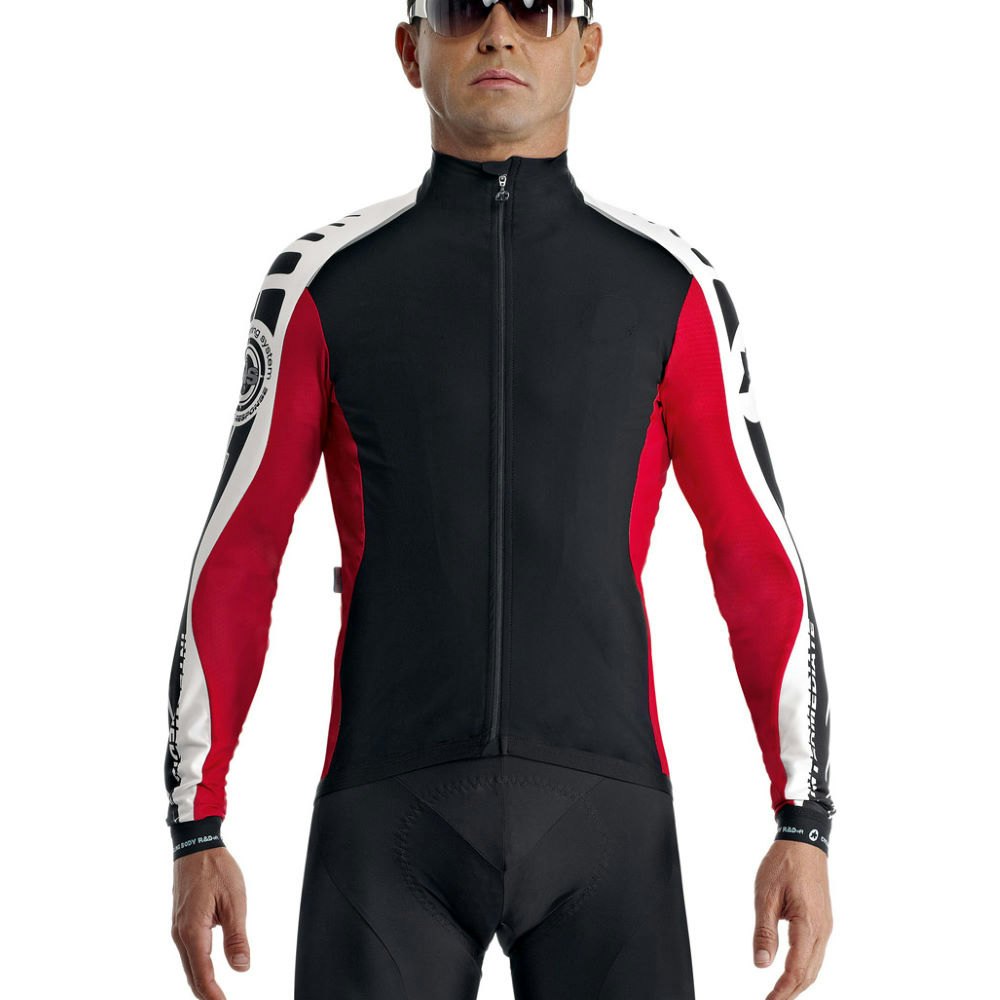 VINDTETT: Assos-mannen er en av et knippe fulltidsansatte testsyklister hos klesprodusenten i Sveits. Foruten å posere på bilder består jobben i å sykle med prototyper. VINDTETT: Assos-mannen er en av et knippe fulltidsansatte testsyklister hos klesprodusenten i Sveits. Foruten å posere på bilder består jobben i å sykle med prototyper.