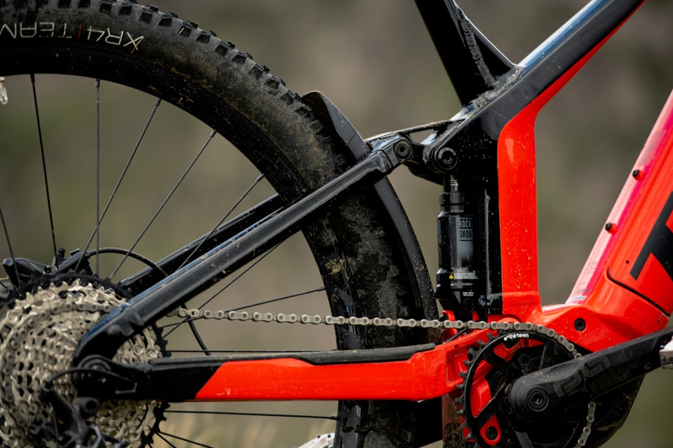 NYTT DEMPEROPPSETT: Bakdemperen er nå plassert bak seterøret. Vippearmen er gjemt unna som en integrert del av ramma forøvrig. Trek Powerfly FS 2021
