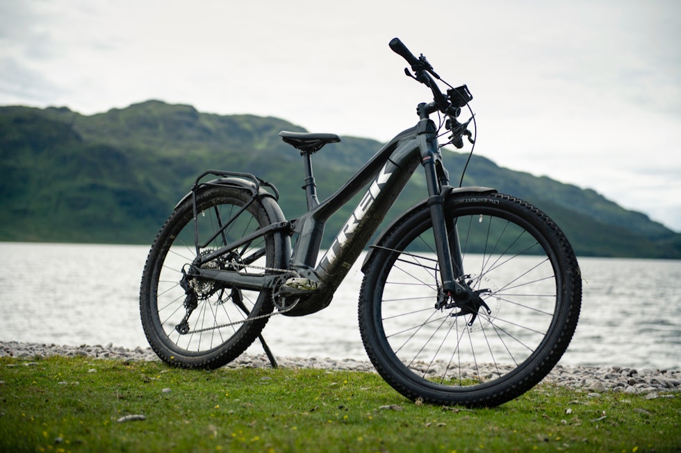 TURSYKKEL: Powerfly FS Equipped er klar for langtur i all slags vær. Trek Powerfly FS 2021