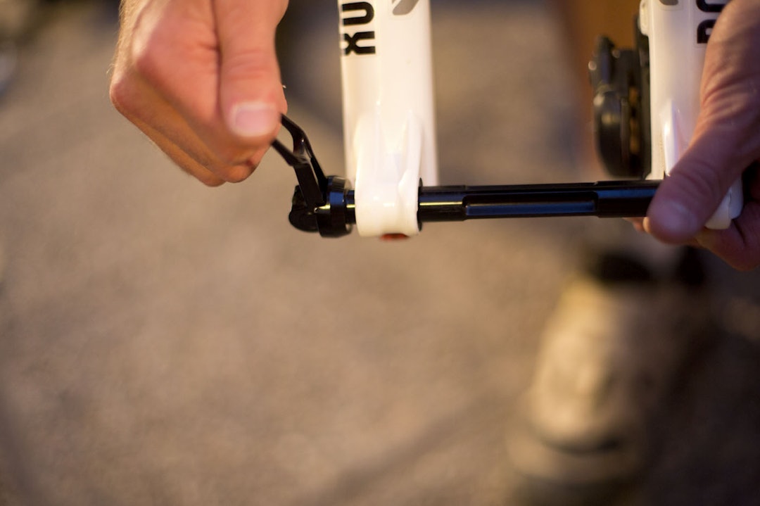 FESTE: Skru akslingen passe langt inn i gaffelen så den ikke løsner. Da mister du den ikke. Foto: Kristoffer  H. Kippernes. FESTE: Skru akslingen passe langt inn i gaffelen så den ikke løsner. Da mister du den ikke. Foto: Kristoffer  H. Kippernes.