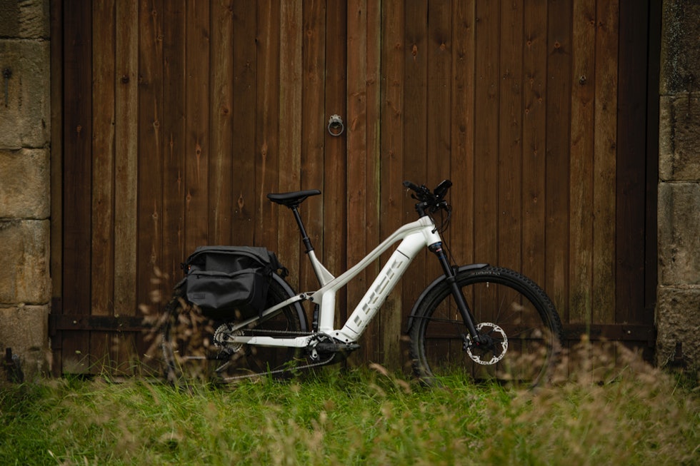 MED VESKER: Powerfly FS Equipped lar deg laste opp med klassiske sidevesker bak. Trek Powerfly FS 2021