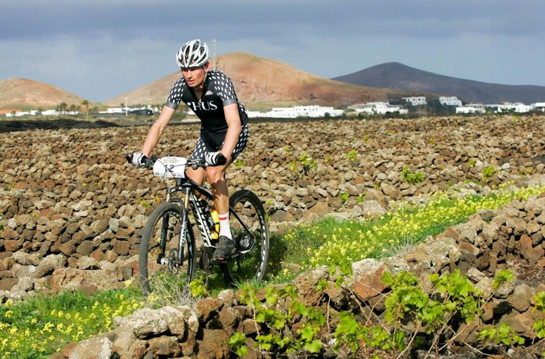 ENER: Søren Nissen i Team iHus har vunnet hver etappe så langt på lava-øya. Foto: 4stage MTB Lanzarote Søren Nissen Lanzarote 2015 - foto 4stage MTB Lanzarote