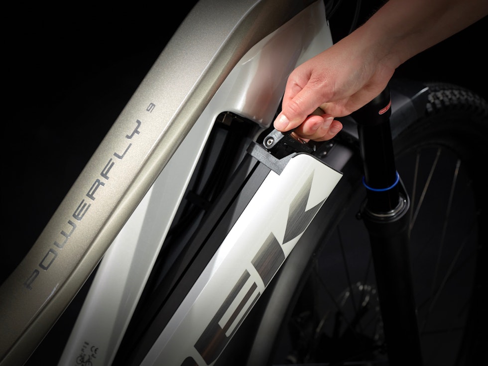 MED HÅNDTAK: Batteriet tar du lett ut av ramma, uten bruk av verktøy. Trek Powerfly FS 2021