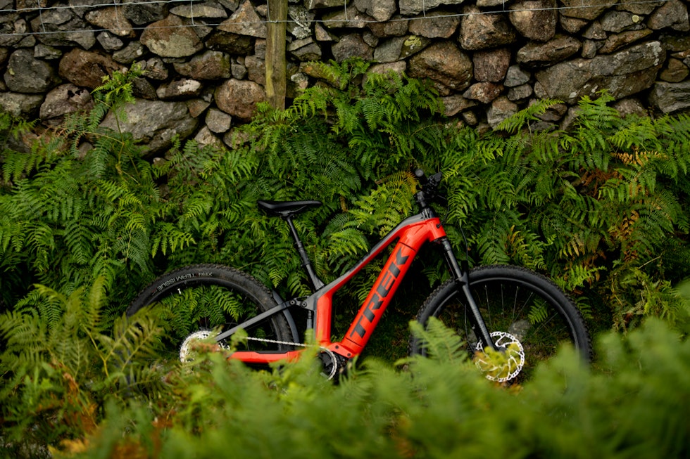 STI-TURSYKKEL: Powerfly FS i standardversjon er en kortvandret stisykkel med robust ramme og breie dekk. Trek Powerfly FS 2021