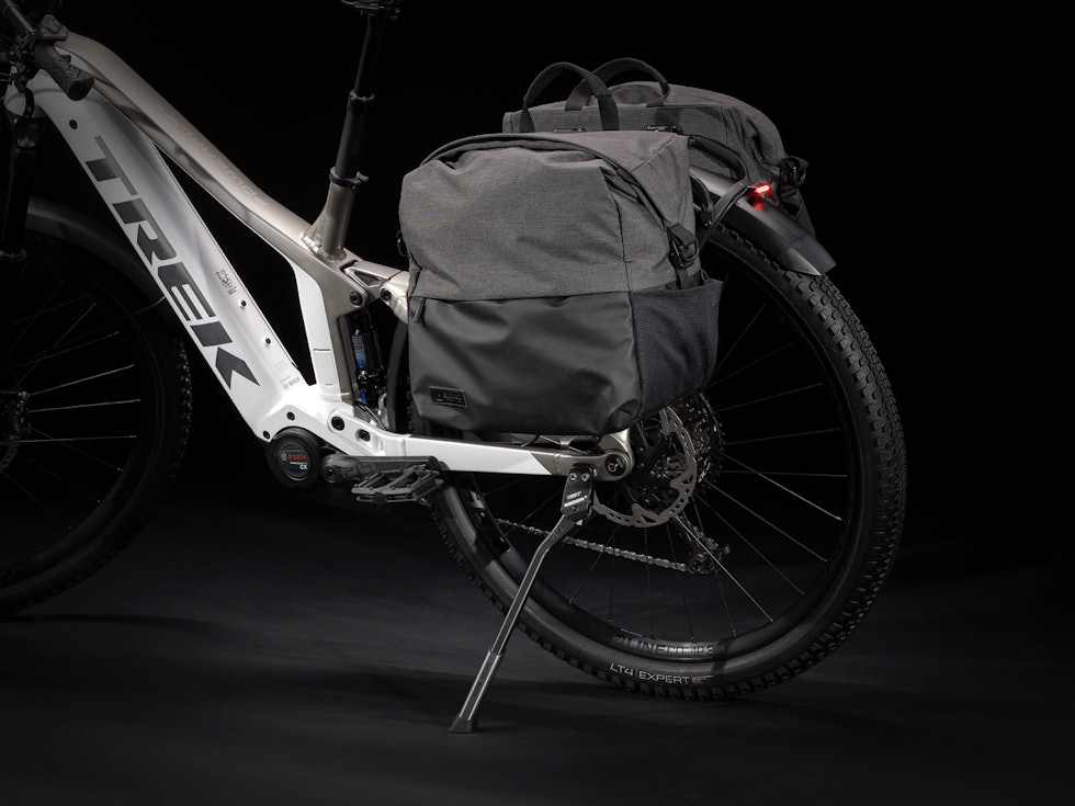DEMPET PENDLE-REDSKAP: Med sidevesker og støtte er Powerfly FS Equipped rigget som et praktisk transportmiddel Trek Powerfly FS 2021