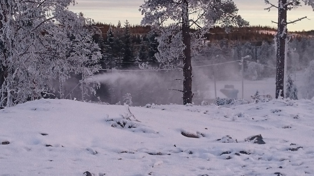 Snøproduksjonen på Lygna er i full gang. 14. februar kjøres Lygna Fatbike Gathering 2016. Mot alle odds. Foto: Tomas Sunde Lygna Skistadion snow making- Foto Privat 1400x