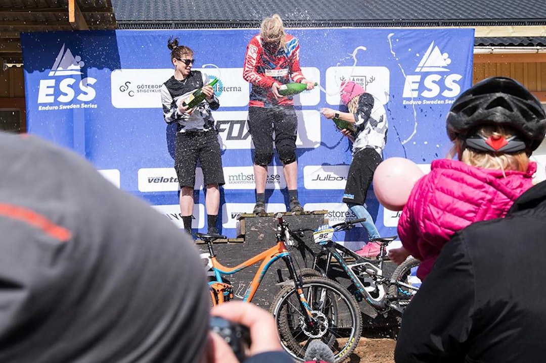 Joline Johansson (til venstre) ble nummer to i første runde av den svenske enduroserien i helga. Jodefine Björkman vant og Sara Danielsson Lundqvist ble nummer tre. Foto: Privat ESS Vallåsen 2017 - Joline johansson - Jodefine Björkman - Sara Danielsson Lundqvist - Foto