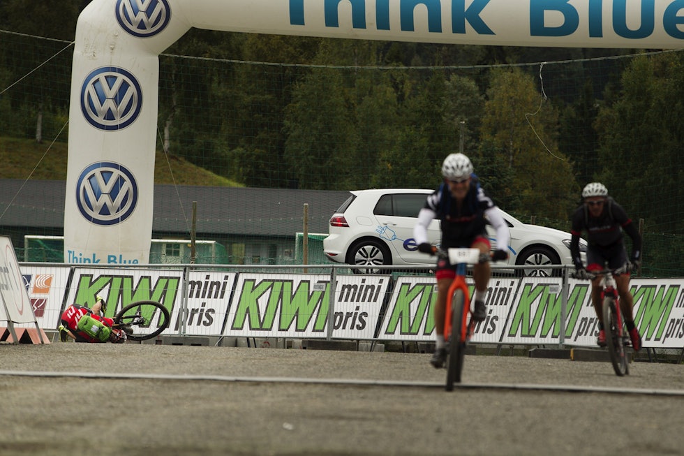 SVING UT: Kjell Karlsen hadde kjørt sterkt over fjellet, men tapte hvertfall én plassering ved å legge seg ned i siste svingen før mål. (foto: Kristoffer H. Kippernes) _KHK3827