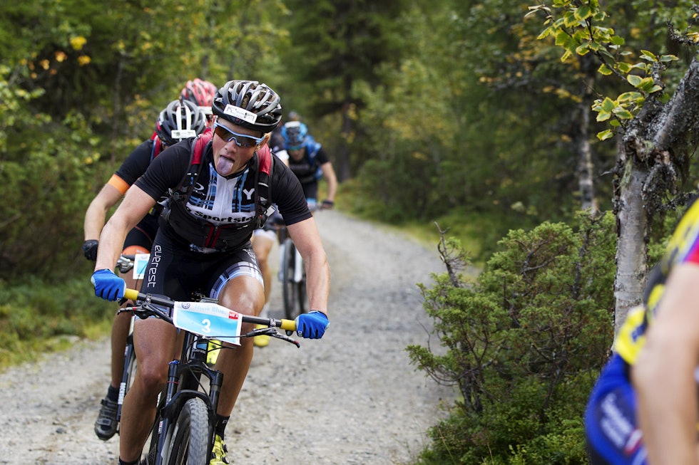 DRITTDAG: Som alltid i Birken, blir resultater og rittutvikling satt på hodet, og mens landeveissyklistene tauet avgårde i front, satt Norgescuplederen plassert lenger bak. Carl Fredrik Hagen hadde ifølge ham selv en "drittdag", men tok seg tid til et posert signaturuttrykk for fotografen. (foto: Kristoffer H. Kippernes) _KHK4442