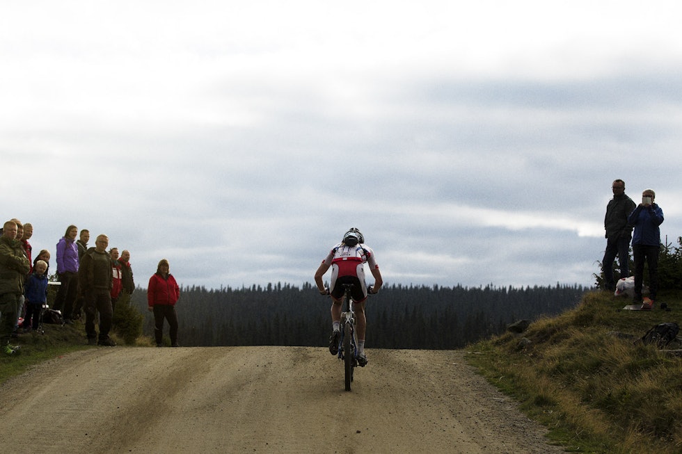 UT I ENSOMHETEN: Det verste er kanskje å havne helt alene, midt mellom to større grupper, og ingen hjul å hvile på. (foto: Kristoffer H. Kippernes) _KHK5005