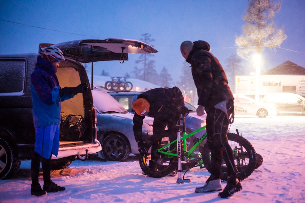 SKRU SYKKEL: Syklene ble justert og trimmet helt frem til start. (foto: Snorre Veggan) fatbike-nm-4638a