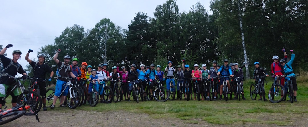 Det var bra oppmøte da Joline og Simon Johansson arrangerte stisykkelkurs i Oslo i august i fjor. Foto: Privat Aug 22-16 Stikurs gruppe Joline Johansson 1400x582