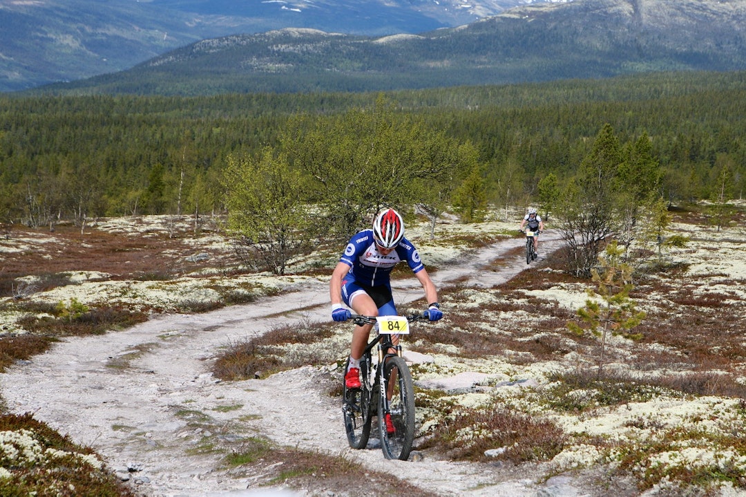 Eirik Fiskvik på vei over Fonnåsfjellet i Trans-Østerdalen. Foto: Per Roger Bekken Eirik Fiskvik opp Fonnåsfjellet trans-østerdalen 2015 stage 3 - Per Roger Bekken 1400x933