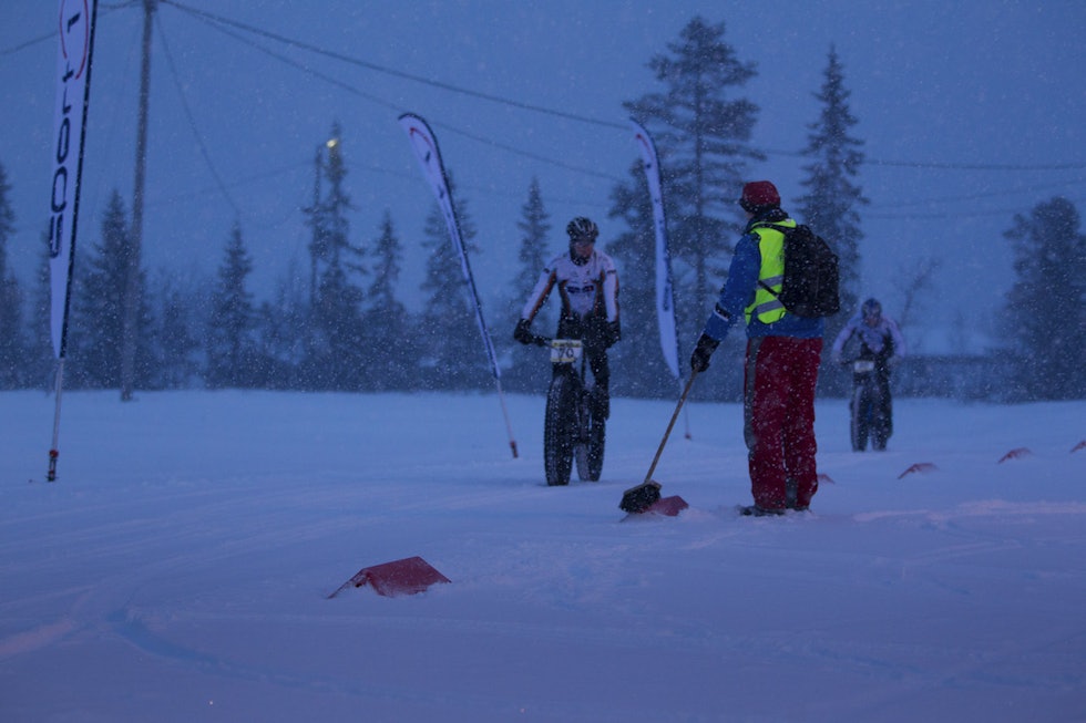 KOSTES: Kosting måtte til for å få frem løypemerkingen. (foto: Kristoffer H. Kippernes) _KHK0195