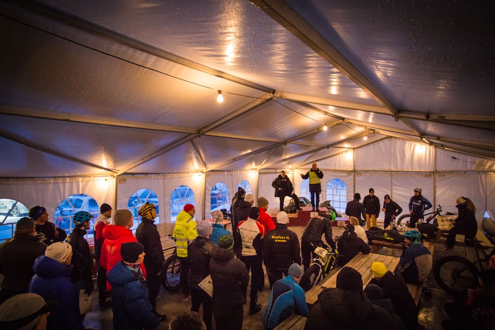 RYTTERMØTE: En time før start var alle samlet til infomøte i det store teltet som arrangørene hadde sørget for. (foto: Snorre Veggan) fatbike-nm-4691a