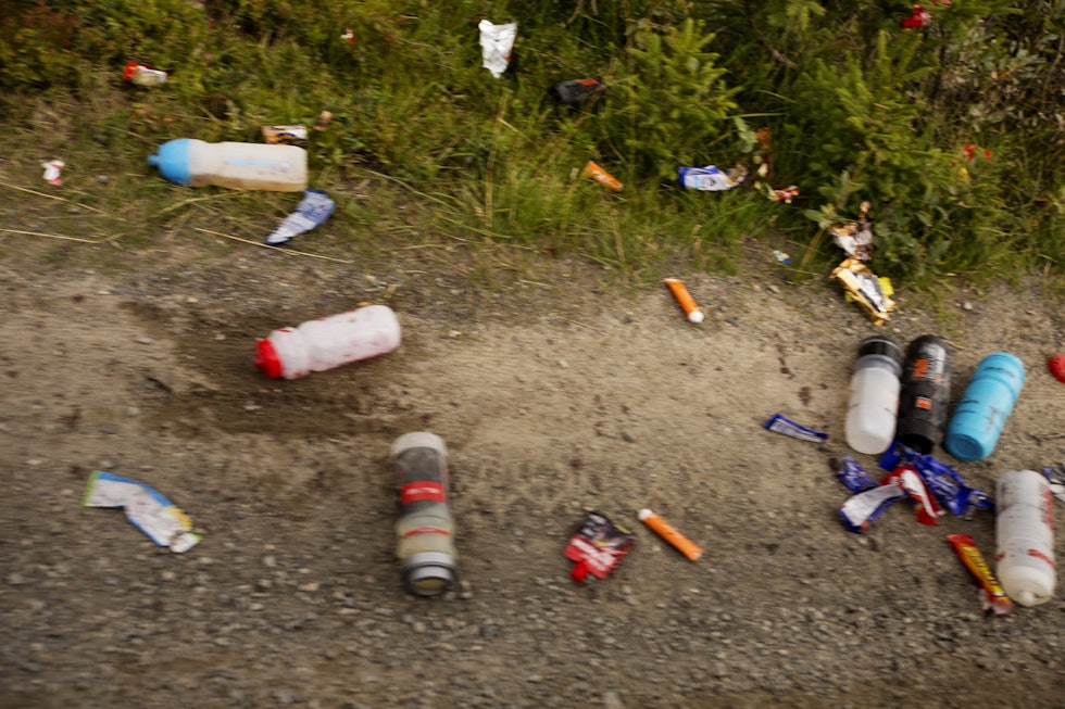 BRUK OG KAST: Til tross for designerte søppelstasjoner, lå det søppel flere steder langs løypa. Heldigvis kom ryddemannskapene fra arrangøren hakk i hæl med søppelposer. (foto: Kristoffer H. Kippernes) 5C2A5297