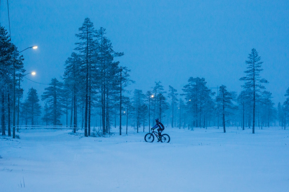 DUNKELT: En stund trodde vi det ikke ble lysere enn under oppvarmingen. (foto: Snorre Veggan) fatbike-nm-4707a