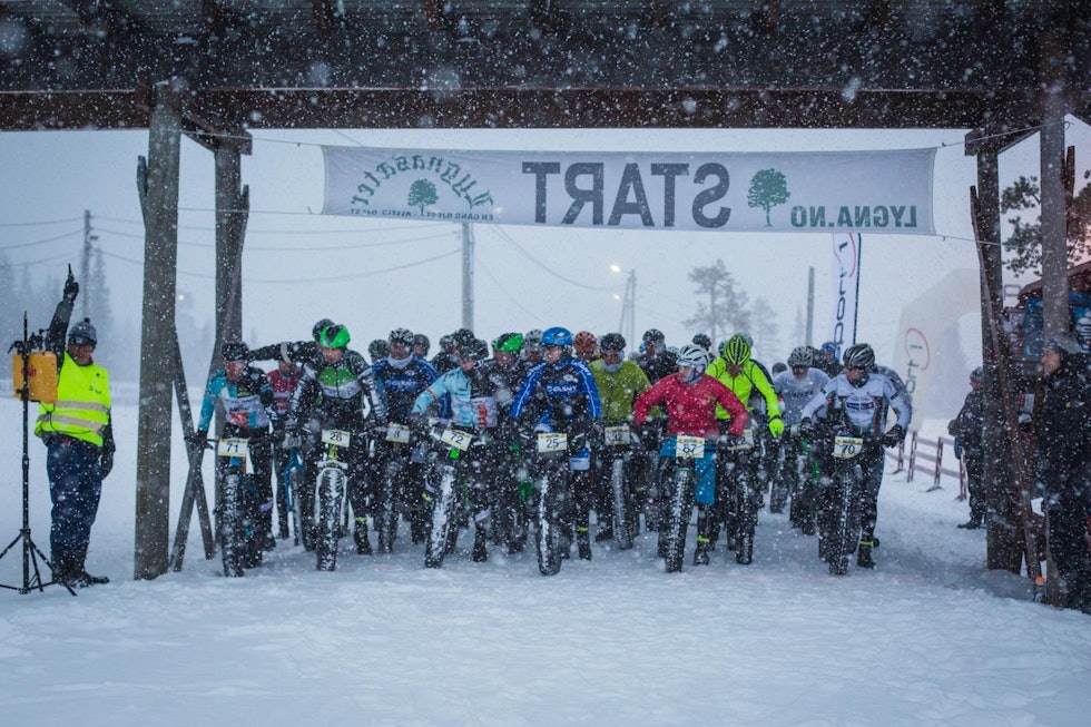 LYSNET: Heldigvis ble det litt lysere frem mot start. Men mye tydet på at skydekket var tykt og fullt av snø og nedbør. (foto: Snorre Veggan) fatbike-nm-4743a