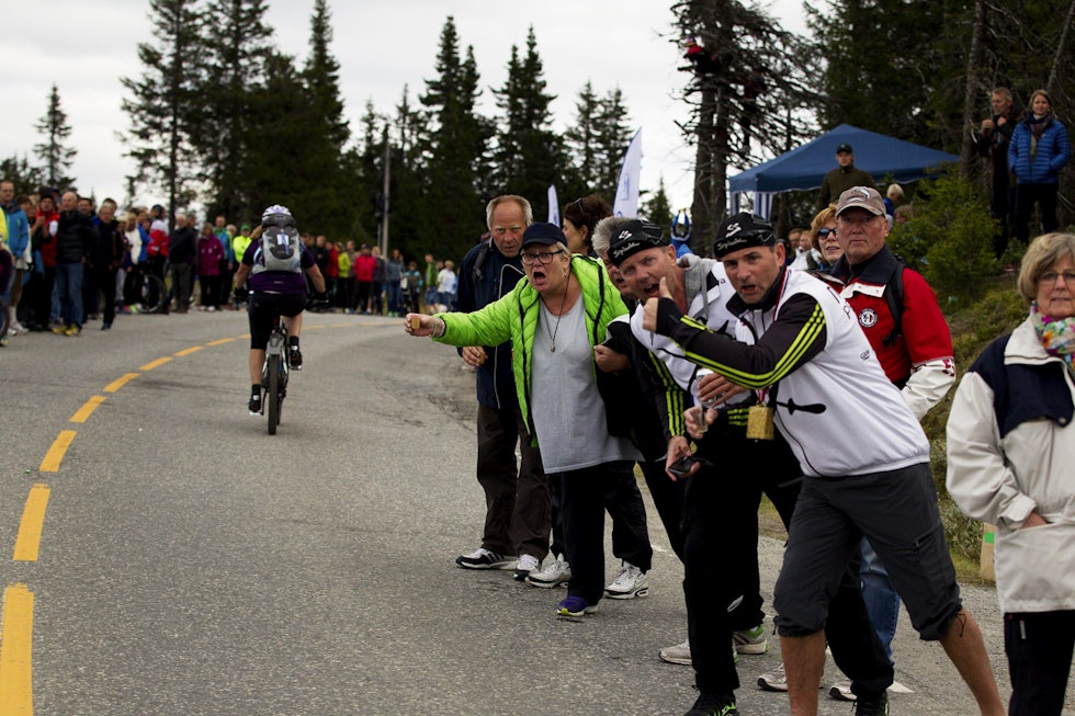 HEIA HEIA! Selv om de fleste var kommet over fjellet når eliteklassen passerte, stod det fortsatt folk igjen langs løypa for å heie. (foto: Kristoffer H. Kippernes) _KHK5076