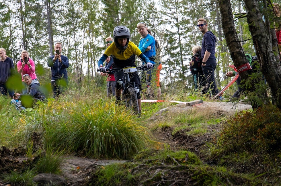 Det skortet ikke på tilskuere i skogen under Nittedal Ungdomsenduro i Varingskollen. Foto: Herman Hanken Nittedal Ungdomsenduro 2020