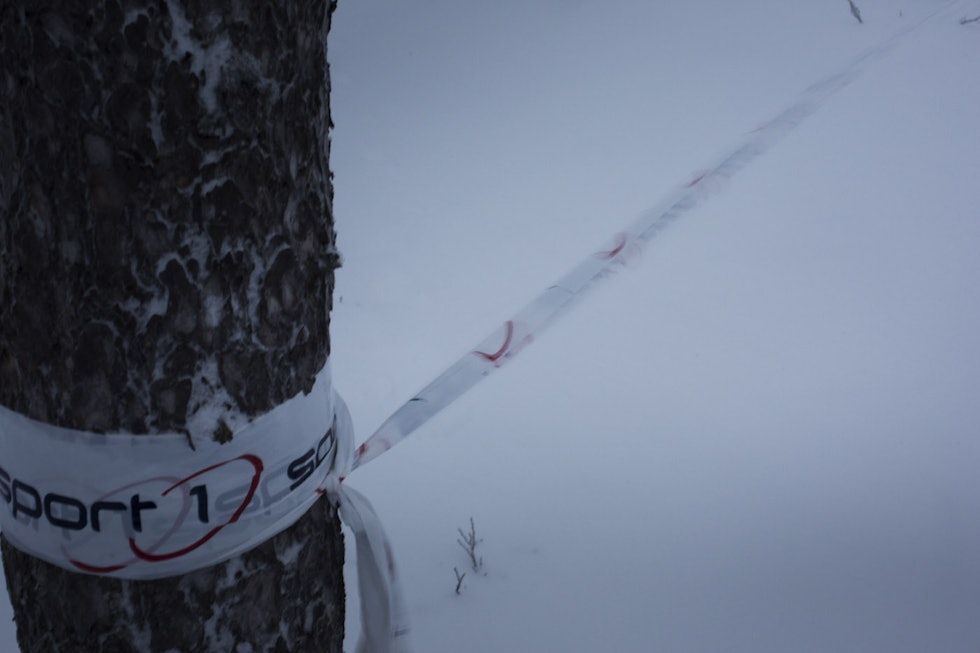 VIND: Vinden tok godt tak i løypemerkingen. (foto: Kristoffer H. Kippernes) _IPP8437