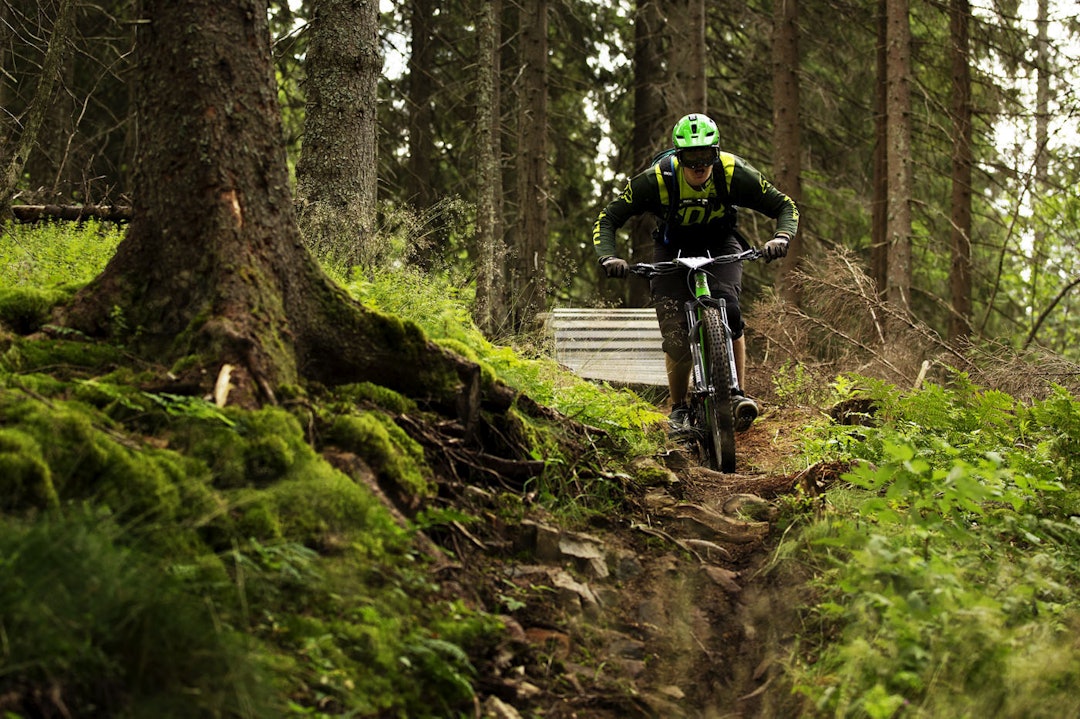 Johannes Lund tråkker seg over stokk og stein på Oslo Enduro 2015. Foto: Kristoffer Kippernes Johannes Lund - Oslo Enduro 2015 - Kristoffer Kippernes 1400x933