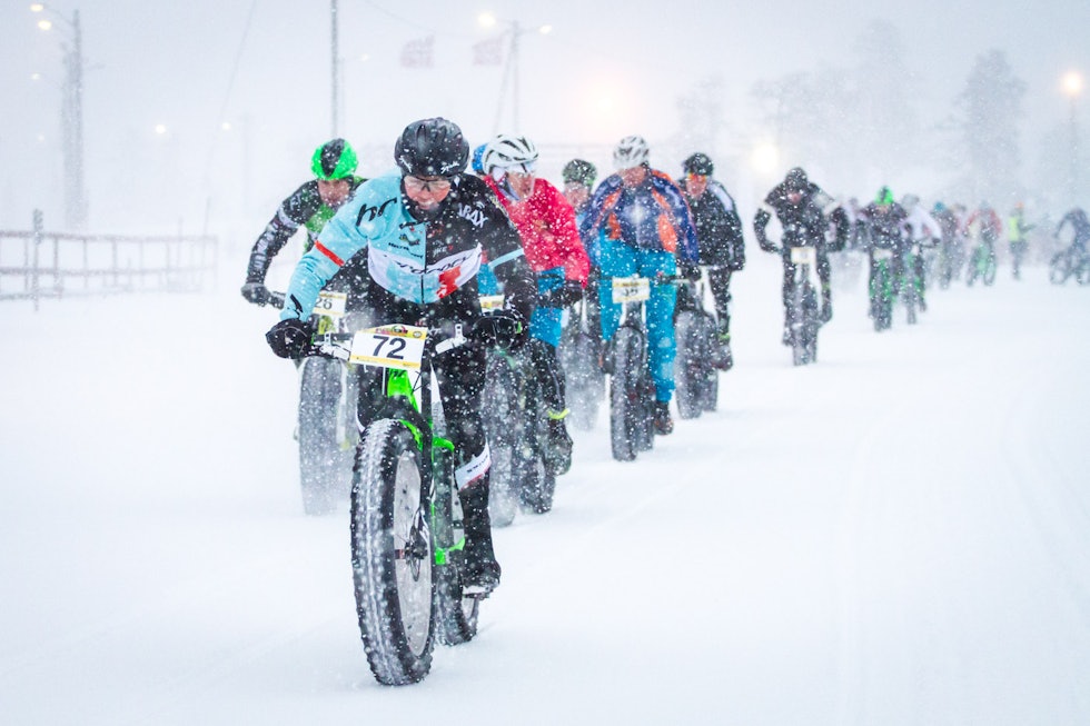 LANG, LANG REKKE: Bak prøvde de andre å holde seg i ryggen på rytteren foran for å unngå snøfiller og vind. (foto: Snorre Veggan) fatbike-nm-2729a