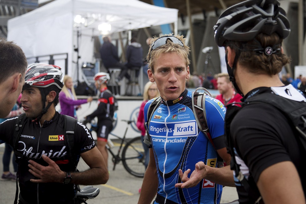LITT BISMAK: Fredrik Willmann syns det var kjedelig at rittet ble avgjort på måten det ble. Her i diskusjon med Lars Petter Stormo og Håkon Austad. (foto: Kristoffer H. Kippernes) _IPP6840