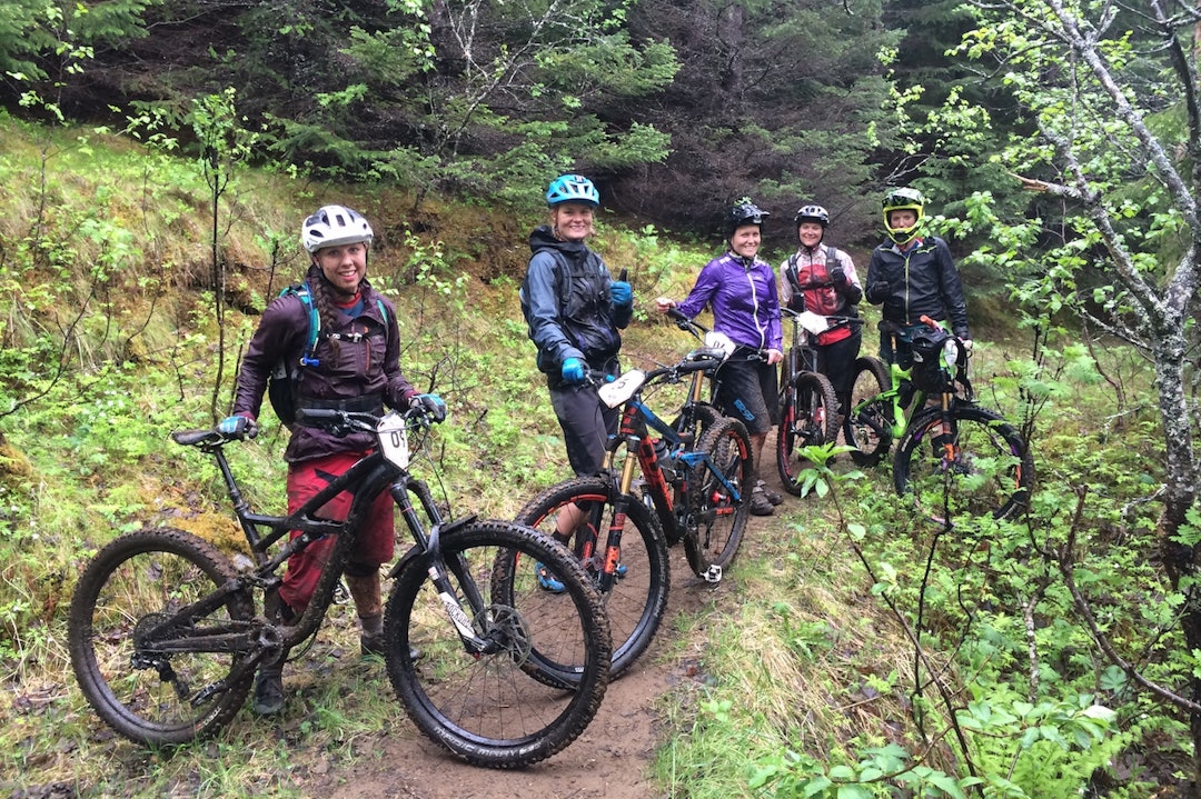 Enduro er sosialt, og med lagkonkurranse blir den sosiale dimensjonen enda sterkere. Foto: Anette Røssum Bastnes Bodø Enduro på vei mot etappe 5 Foto Anette Bastnes 1400x933