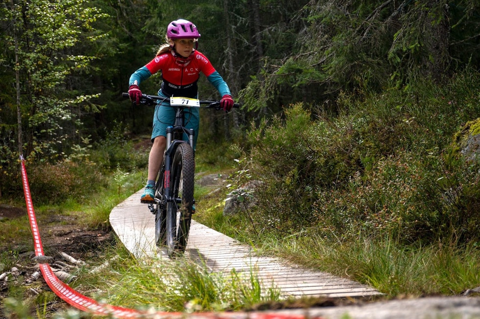 Helene Unhjem Oveland fra Asker CK syklet i klassen jenter 11-12 år. Foto: Herman Hanken Nittedal Ungdomsenduro 2020