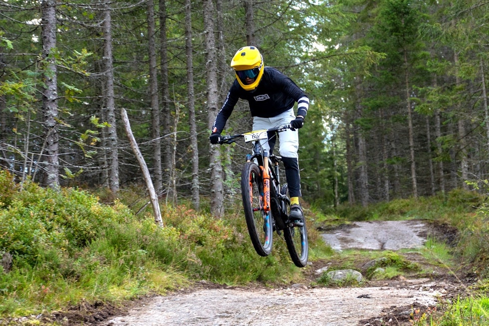 Theodor Bakken underveis i klassen gutter 15-16 år. Foto: Herman Hanken Nittedal Ungdomsenduro 2020