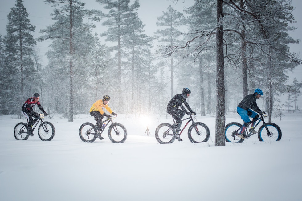 FLATT: Starten på hver runde gikk på et smalt spor i et flatt myrterreng, før stigningene begynte og løypa ble bredere. (foto: Snorre Veggan) fatbike-nm-5094a