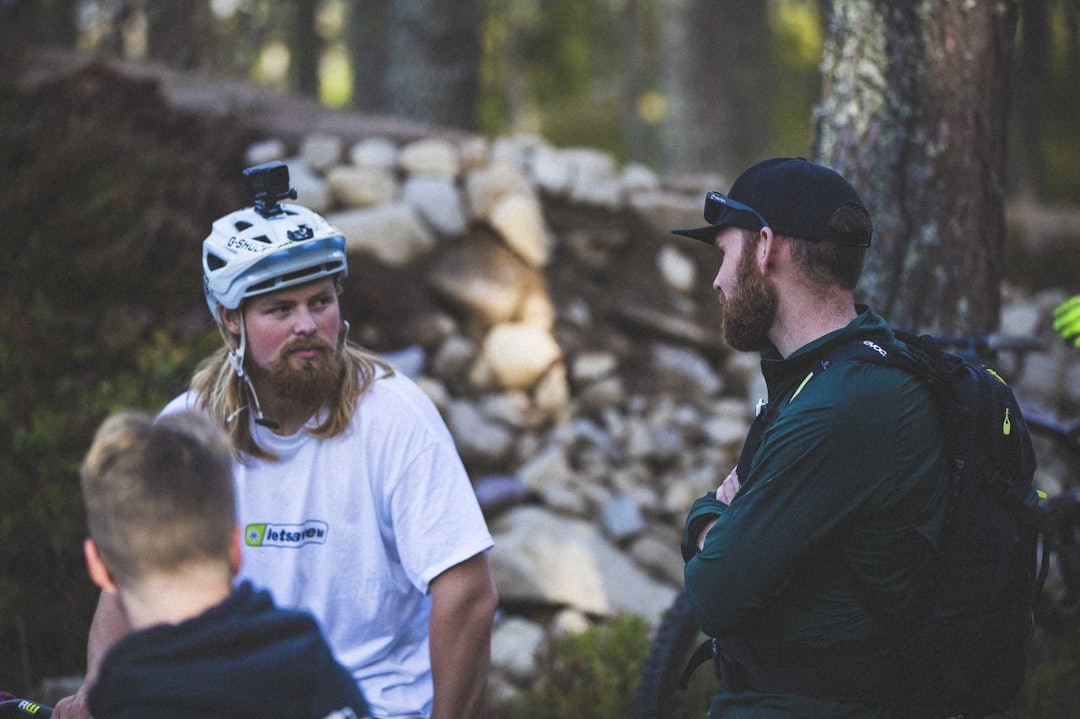 STIBYGGERE: Brage Vestavik diskuterer den nye stien med leder for stibyggingsarbeidet i Trysil Bike Arena, Olve Norderhaug (t.v)Foto: Kristoffer H. Kippernes brage vestavik trysil