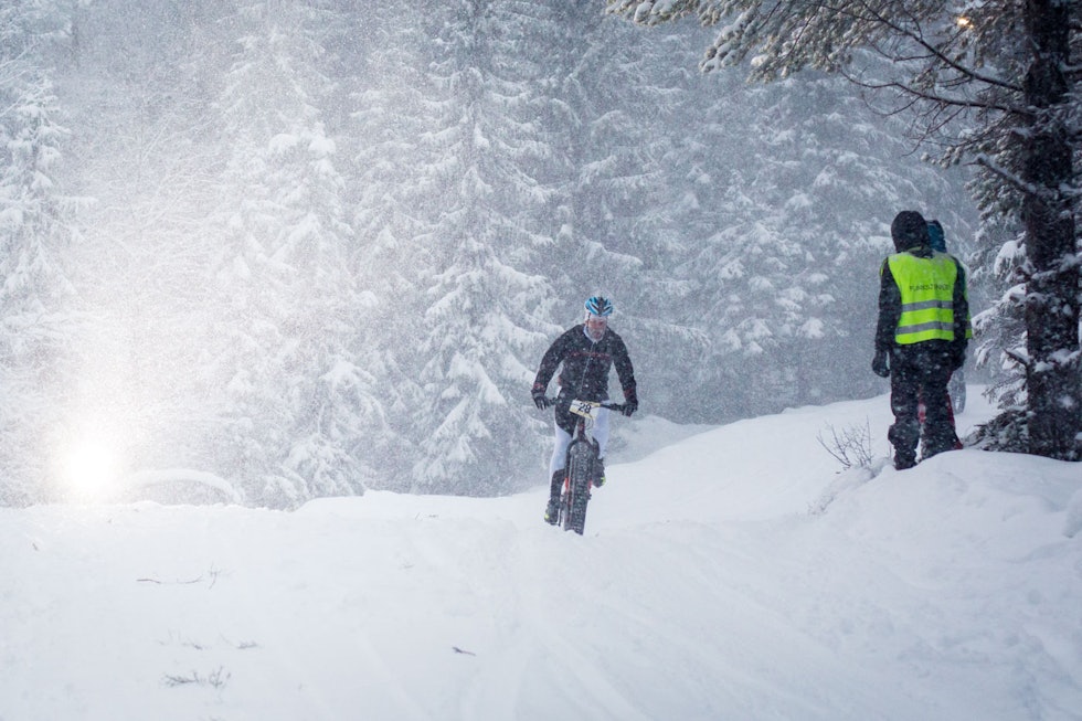 UTFOR: Flere gikk overende i utforkjøringene, men Thomas Melby holdt seg på sykkelen her. (foto: Snorre Veggan) fatbike-nm-5216a
