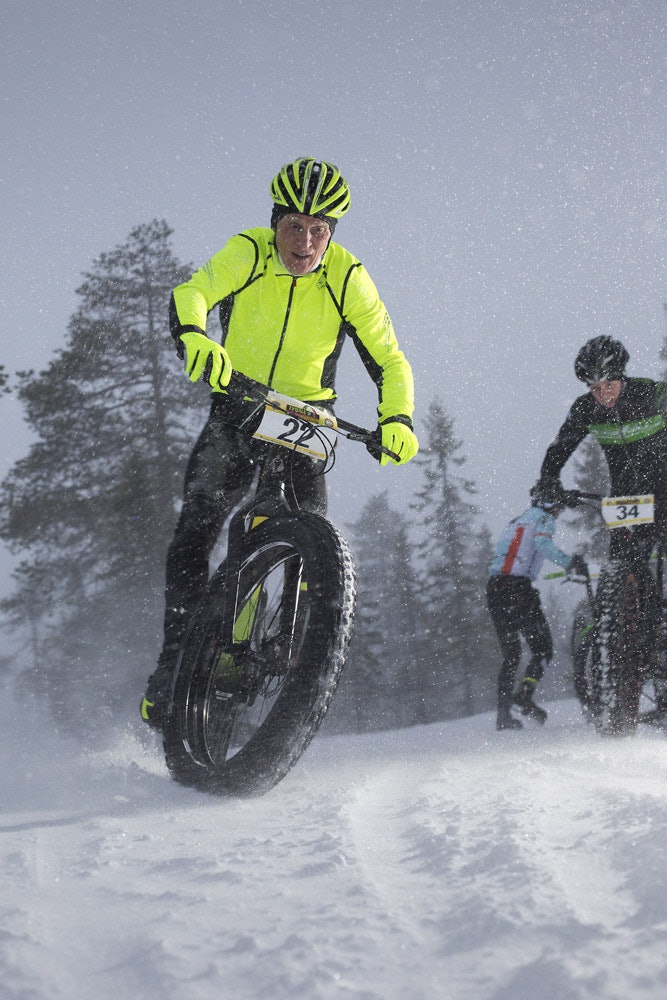 LØST: Alf Christian Losvar fra Nordlysbyen sykkel i Alta fikk sleng i den dype snøen. (foto: Kristoffer H. Kippernes) _IPP8604