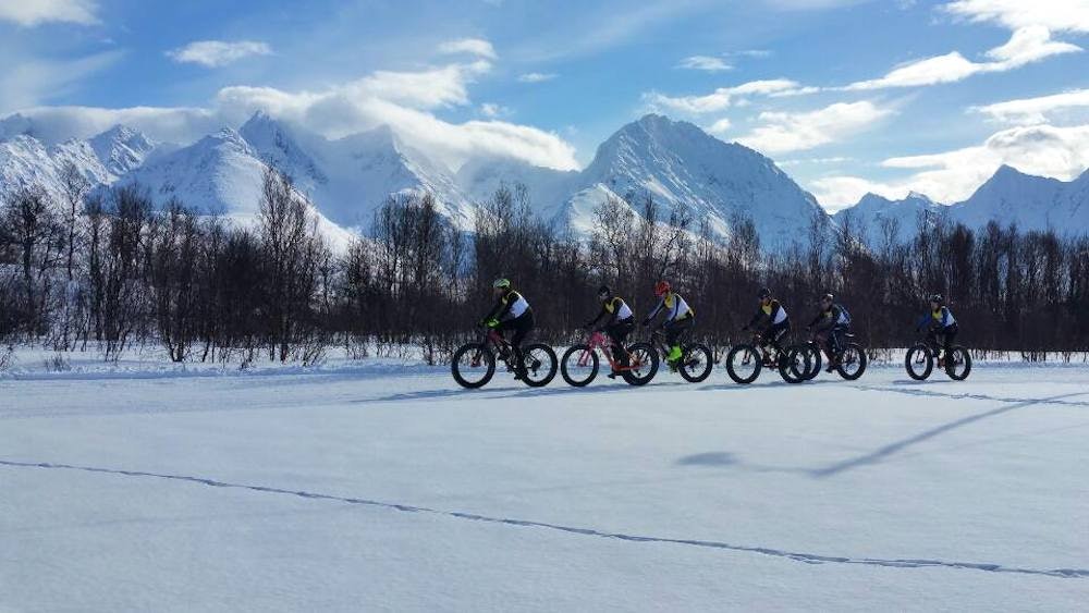 Feltet underveis i Puls-Lyngen Sykkel. Foto: Frode Hansen Puls Lyngen feltet samlet - Frode Hansen 1000x560