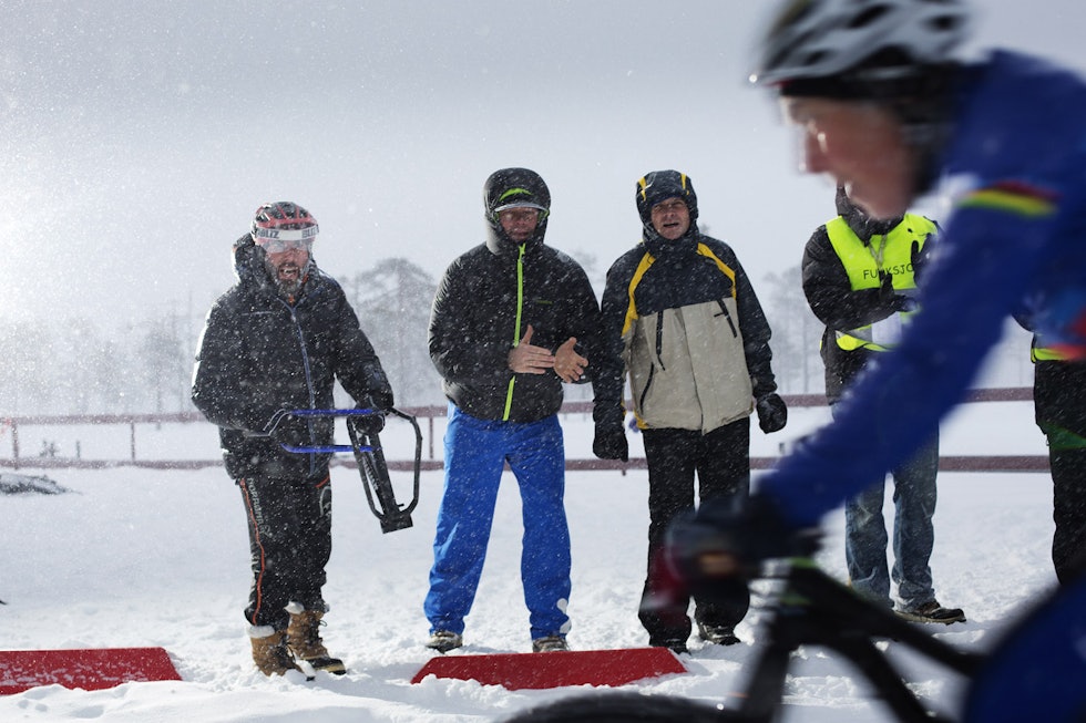 SUPPORTERE: Gjertrud Bø får sin velfortjente hyllest underveis. (foto: Kristoffer H. Kippernes) _IPP8647