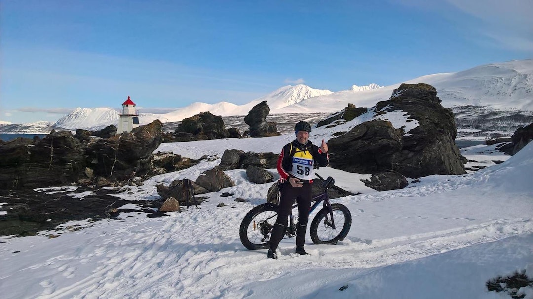 Løypa var også innom fjæra, og ikke alle deltakerne hadde det like travelt. Foto: Frode Hansen Puls Lyngen Sykkel 2017 fjære- Frode Hansen 1400x786