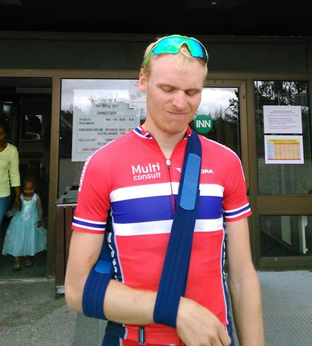 Lars Granberg har vært ute siden han ble kjørt ned under trening 10. juli. Nå blir det comeback i UltraBirken på fredag. Foto: Privat Lars Granberg kragebeinsbrudd july 10-16 privat 1400x