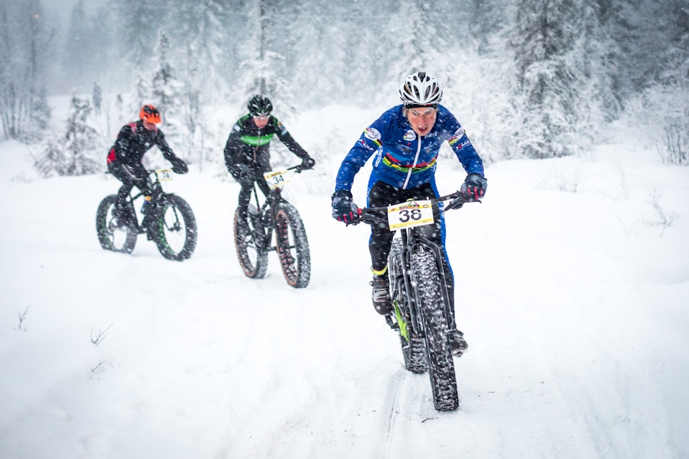 FOKUS: Gjertrud Bø lar seg ikke stoppe av litt snøvær og løst føre. (foto: Snorre Veggan) fatbike-nm-5006a