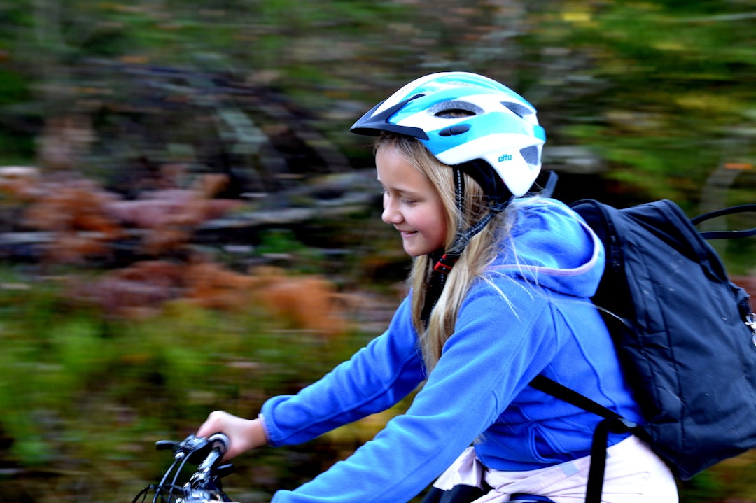 Det er lykke i bare å kunne suse av gårde i skogen. Foto: Dag Steinsvik Markaskolen jente - Foto Dag Steinsvik 1400x924