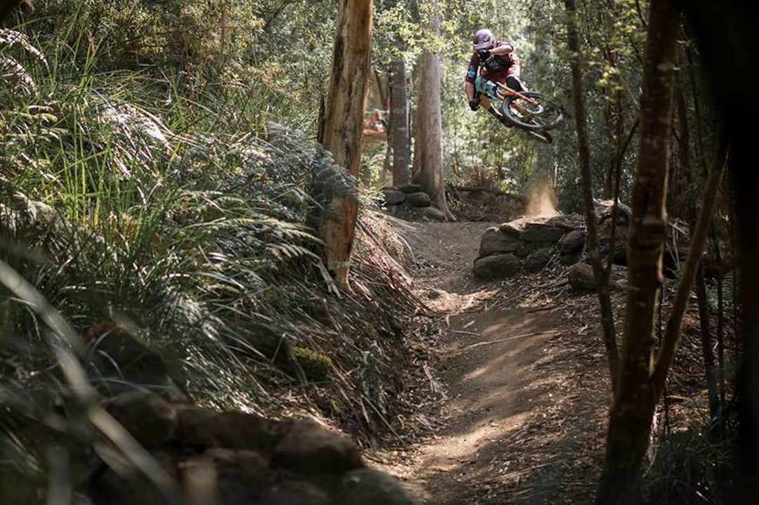 Robin Wallner, som er lagkamerate med Zakarias Blom Johansen i Team Ibis, under trening inn mot helgas Enduro World Series Runde. Foto: Enduro World Series Robin Wallner EWS Tasmania Practice Day 2 - EWS 1400x933
